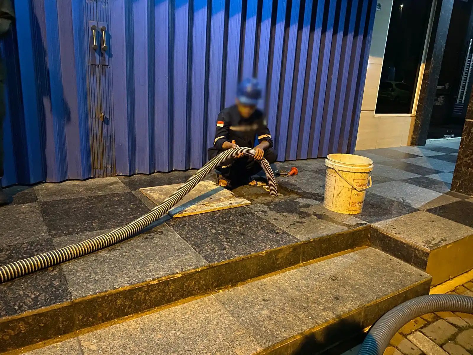 Pekerjaan sedot WC rumahan oleh tim Sedot WC Tuntas
